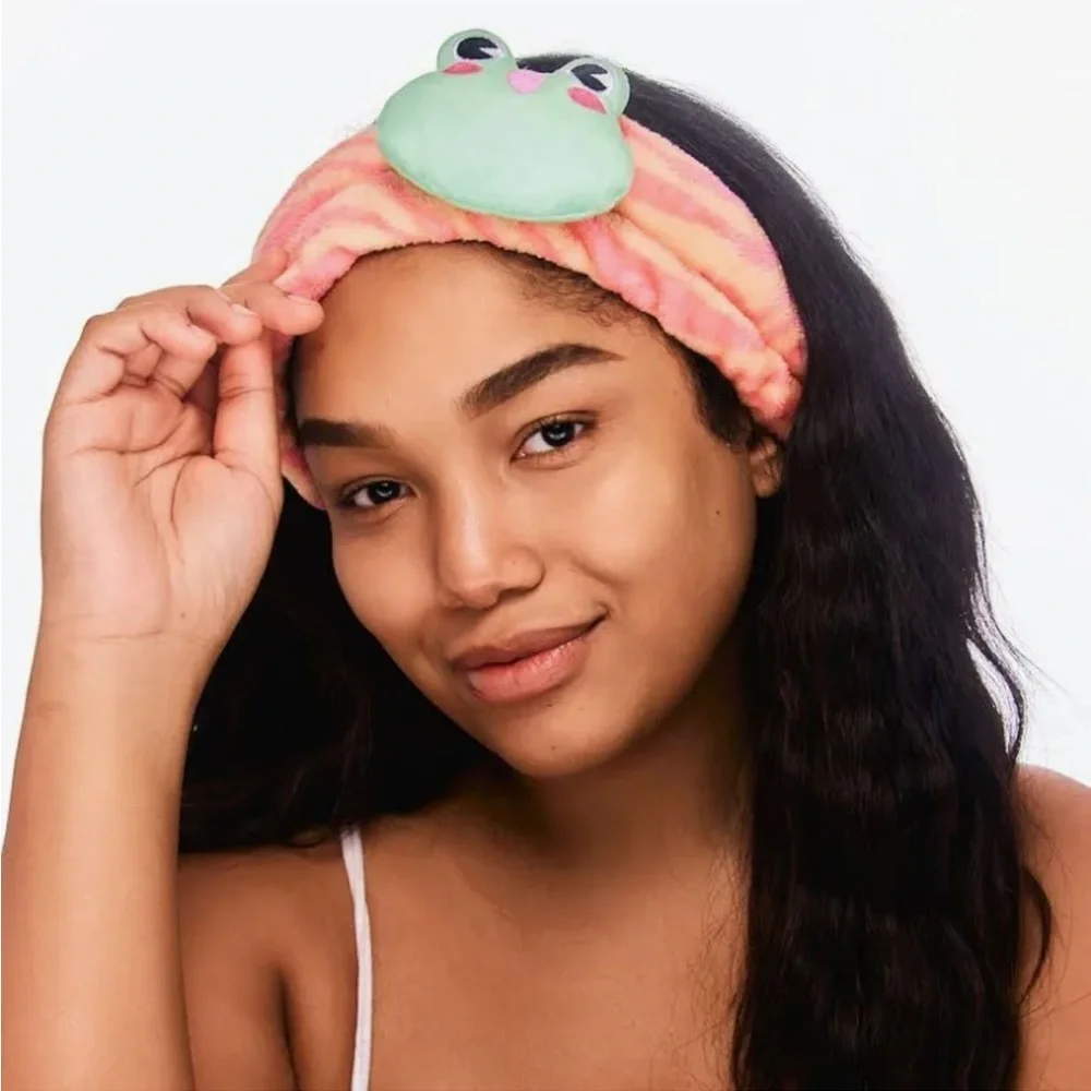 The crème shop 3D Teddy headyband plushie spa headband new in box ! 🐸